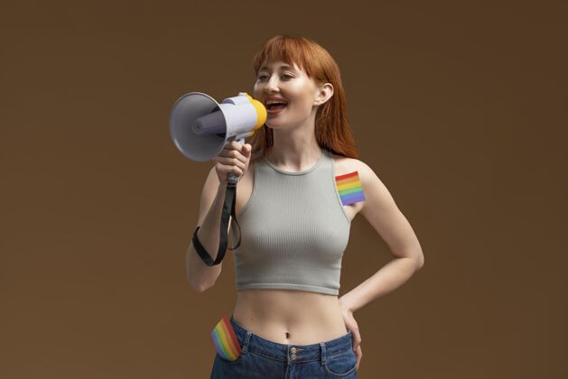 社区有彩虹符号的红发女人同性恋女同性恋自豪