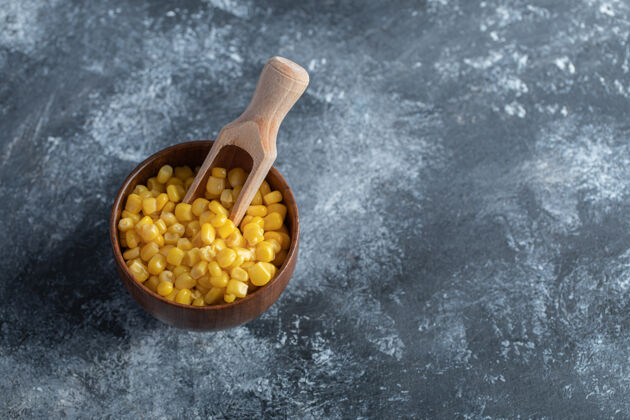 胡椒一碗甜玉米放在大理石上谷物谷物地面