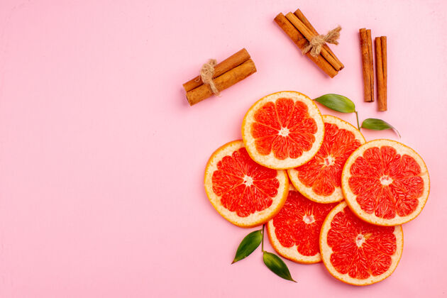 葡萄柚美味的葡萄柚和肉桂的粉红色表面多汁水果片俯视图饮食水果醇香