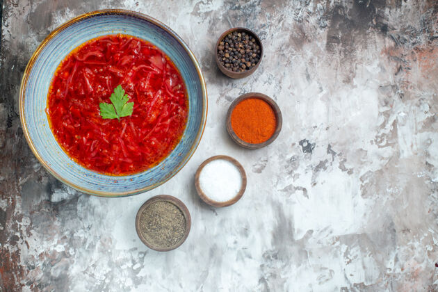 胡椒美味的罗宋汤乌克兰甜菜汤与调味品的白色表面俯视图调味品健康菜肴