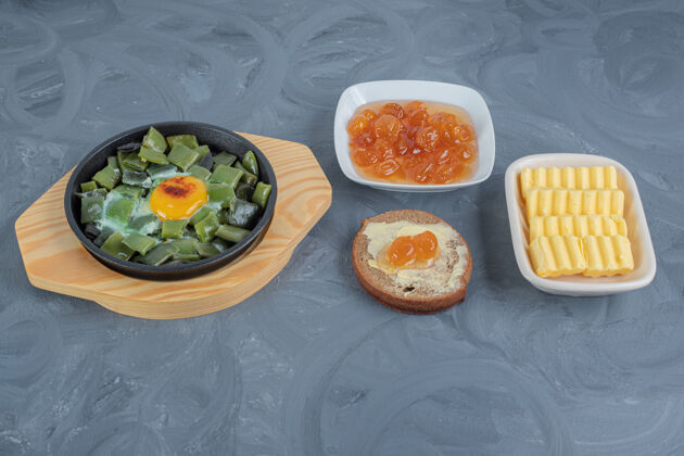 顶部大理石桌上有炒鸡蛋 奶油酥 黄油片和白樱桃酱的豆瓣拼盘果酱鸡蛋