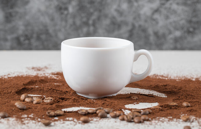 牛奶一杯混合咖啡粉上的饮料浓缩咖啡四季陶瓷