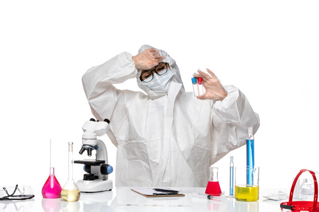 医学前视图穿着特殊防护服的女化学家拿着白色背景上的空烧瓶健康病毒化学冠状病毒实验室外套健康西装