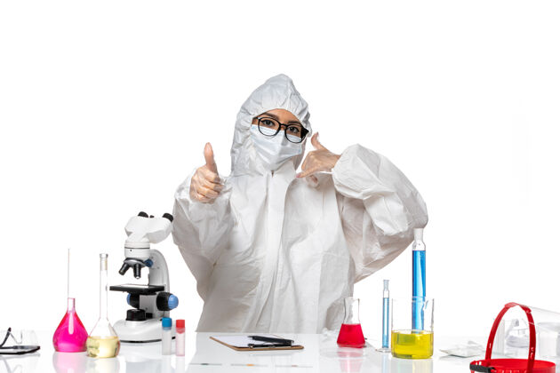 白人前视图穿着特殊防护服的女化学家在白色背景的化学病毒实验室摆姿势诊所健康工作