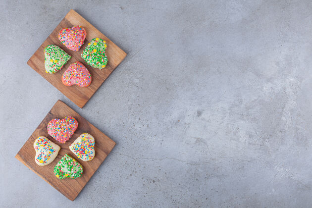 烘焙心形饼干和五颜六色的洒放在木板上甜点饼干品种多