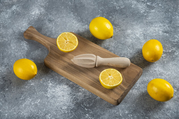 切割用木铰刀把整个柠檬切成片成熟餐桌酸橙