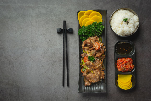 纤维韩国菜bulgogi或腌牛肉烤肉即可享用碳水化合物韩国胡椒