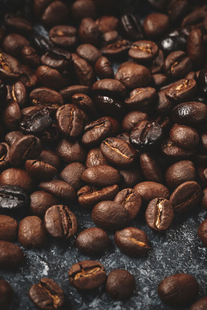 谷物黑暗中咖啡种子的特写镜头摩卡咖啡咖啡种子食物