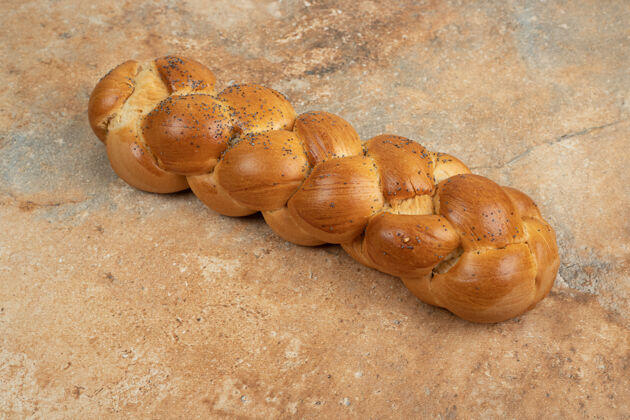 烹饪新鲜的白面包放在大理石表面面包皮切割食物