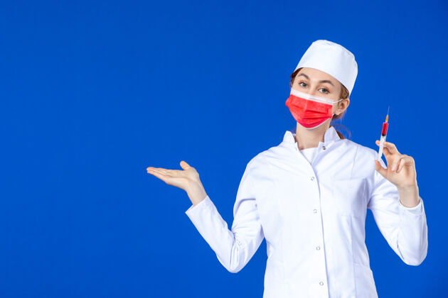 面罩正面图：身穿白色医疗服的女护士 戴着红色面罩 手上拿着蓝色针剂病毒女护士衣服