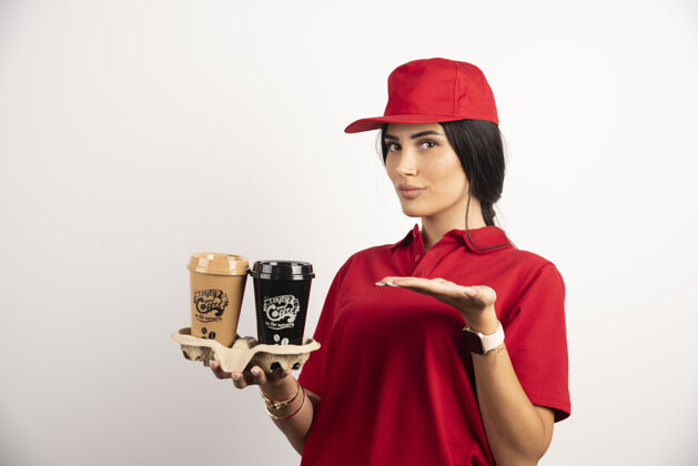女身着制服的女快递员展示外卖咖啡高质量照片肖像黑发工人