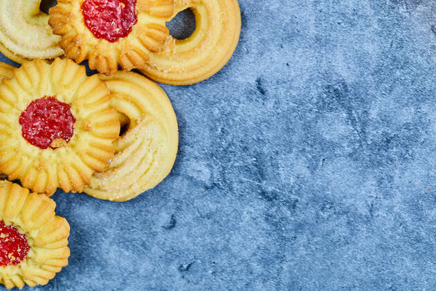 巧克力蓝色背景的各色自制饼干高品质照片乡村面包房饼干