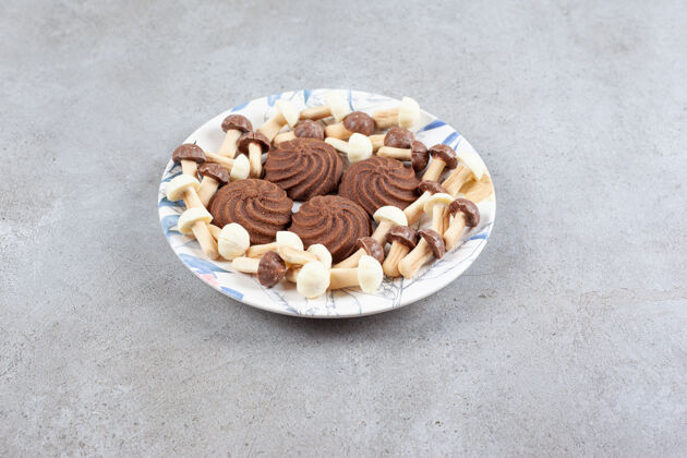 巧克力在大理石背景的盘子上 饼干被巧克力蘑菇包围高质量的照片曲奇糕点营养