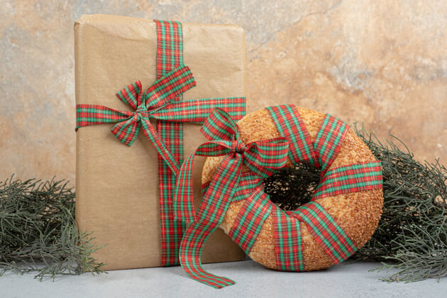 盒子甜美美味的百吉饼绑在节日的蝴蝶结与圣诞礼物食物美味美味