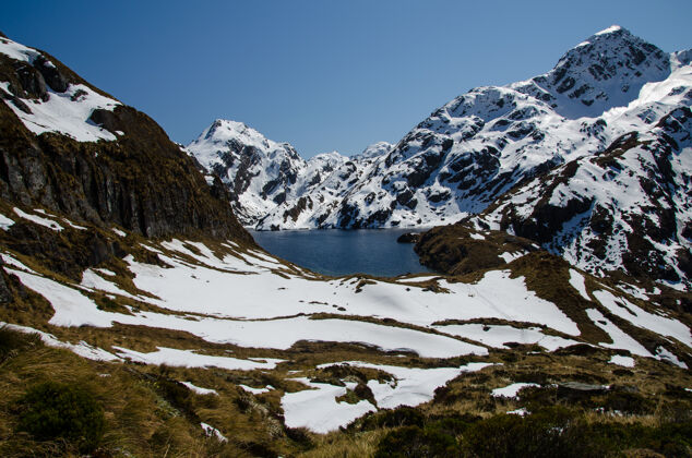 天特写镜头雪山和湖从routeburn轨道 新西兰峰境山