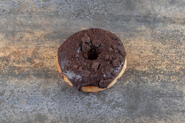 外套巧克力甜甜圈展示在大理石表面美味美味上釉