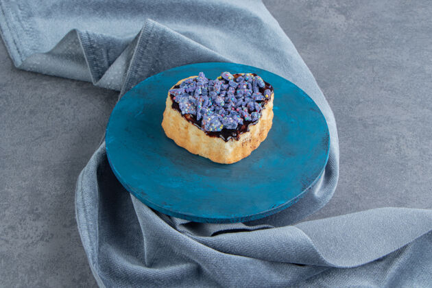 美味一个蓝色的盘子和甜心形状的糕点形状面包房美味