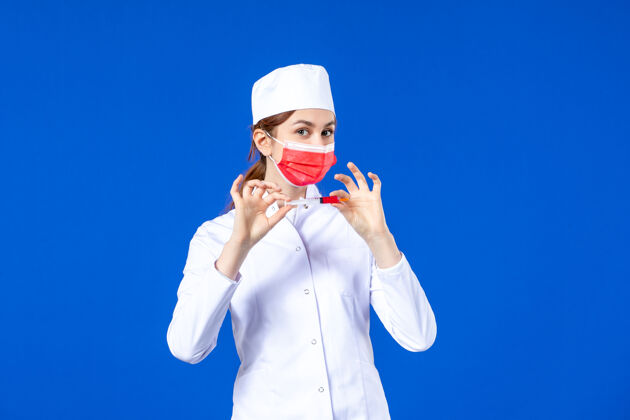 衣服正面图：身穿白色医疗服的女护士 戴着红色面罩 手上拿着蓝色针剂医疗流行病手