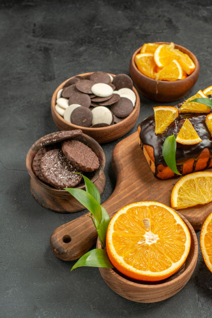 食品在木制砧板上放软蛋糕和切橘子叶饼干柑橘饮食树叶