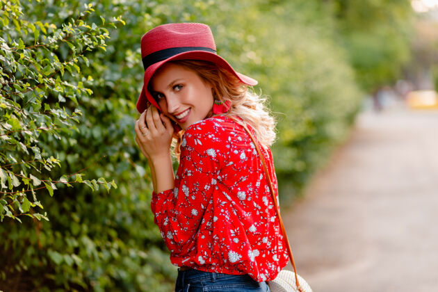情感漂亮迷人的时尚金发微笑的女人在稻草红色帽子和衬衫夏季时尚服装女孩外表享受