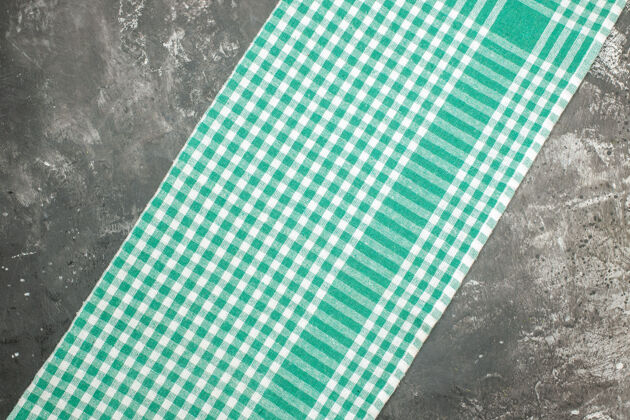 条纹灰色桌子上绿色条纹毛巾的水平视图毛巾布料厨房