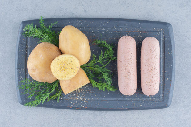 过程麻辣煮土豆和香肠的特写照片土豆香料营养