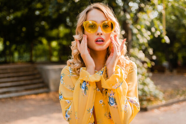 优雅迷人的金发时尚微笑的女人穿着黄色衬衫戴着太阳镜时尚眼镜女人