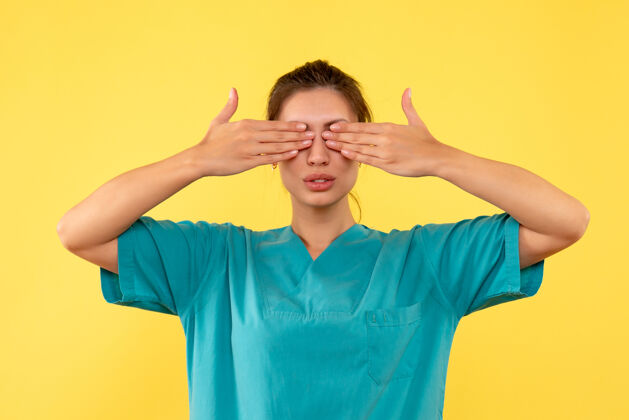 肖像正面图黄桌上穿着医疗衫的女医生病毒医院护士健康病彩色医生女医生健康前面