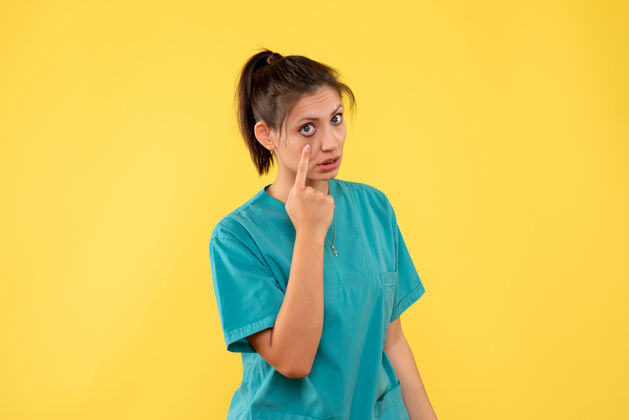 病毒正面图黄色办公桌上穿着医用衬衫的女医生护士健康医疗科维病毒医院肖像护士正面