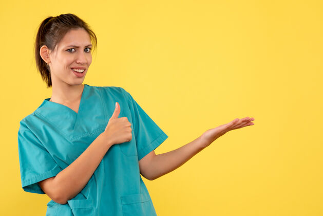 视图正面图黄桌病毒医院护士病色医护人员健康女医生穿医疗衬衫成人健康护士