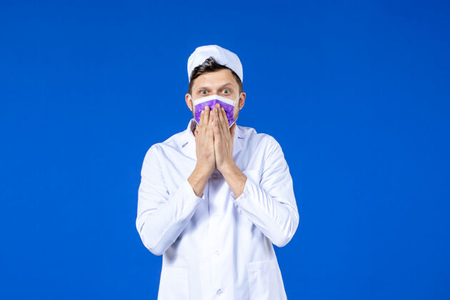 疾病前视图震惊的男医生在医疗服和紫色面具蓝色医院药品药品