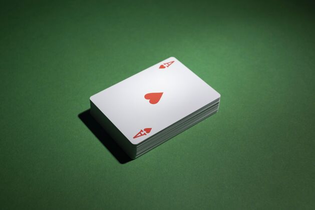 赌注绿色背景上的一副牌赌场纸牌游戏成功