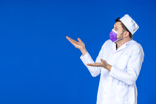 外套身穿医疗服 蓝色面罩的男医生正面图医院疫苗病毒