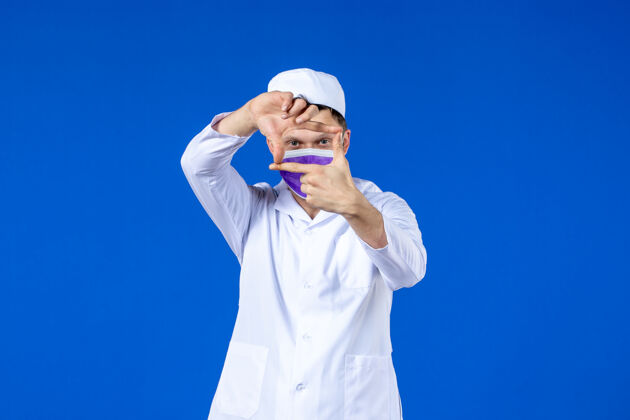 医院身穿医疗服 蓝色面罩的男医生正面图男医生疫苗病毒