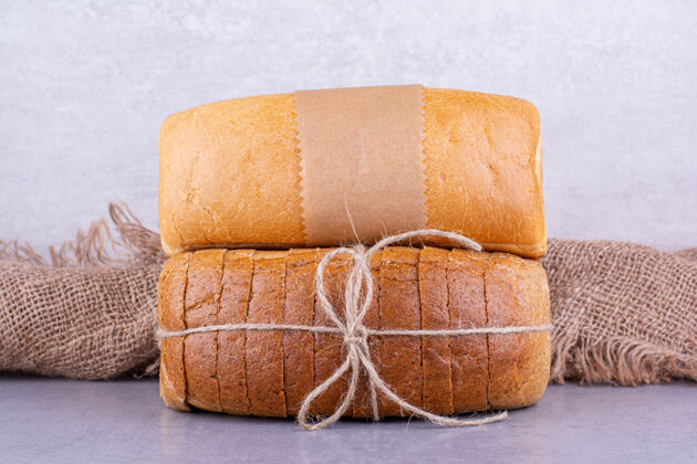 口味整个面包片放在大理石表面面包面包领带