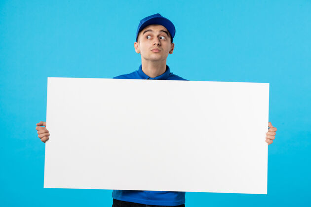 信封身着制服的男性快递员的正面图 蓝色的桌子上摆着白色的普通桌子服务工作办公桌