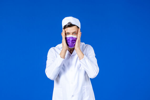 工作服身穿医疗服 蓝色面罩的男医生正面图药品病毒外套