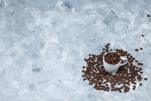 卡布奇诺高角度视角咖啡豆白色杯灰石膏背景水平阿拉伯语种子早晨