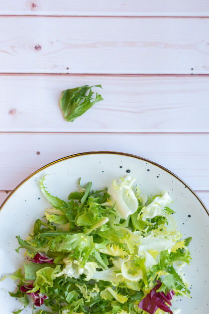 蔬菜白色陶瓷盘子 木质表面有新鲜沙拉新鲜木材质地沙拉
