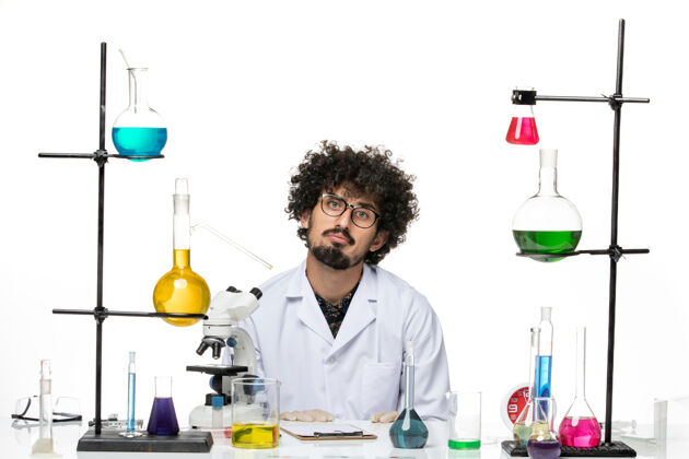 化学前视图穿着医疗服的疯狂男科学家坐在空白处医学坐姿医学