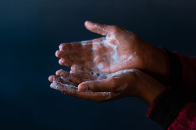 水一个人用肥皂洗手-在冠状病毒大流行期间洗手的重要性房屋健康重要