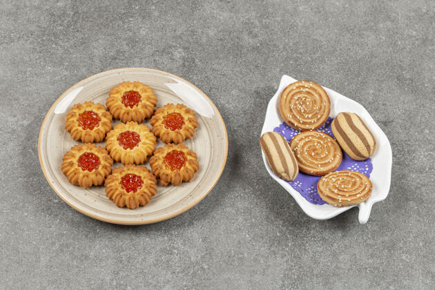 饼干两盘各种饼干放在大理石表面果冻美味美食