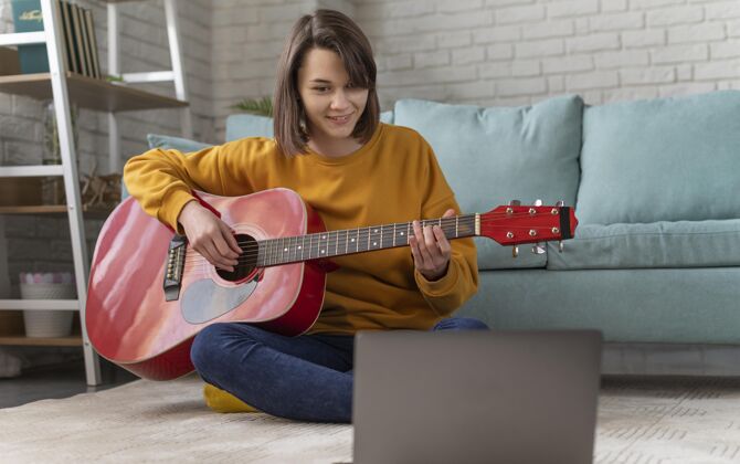 在家里在家弹吉他的全镜头女人活动放松设备