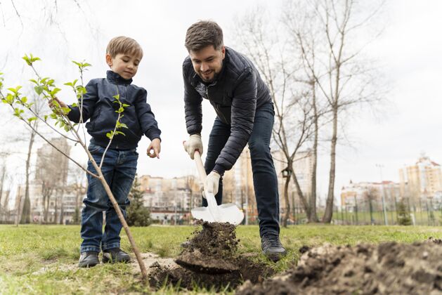 土壤孩子在学习如何种树地面活动花园