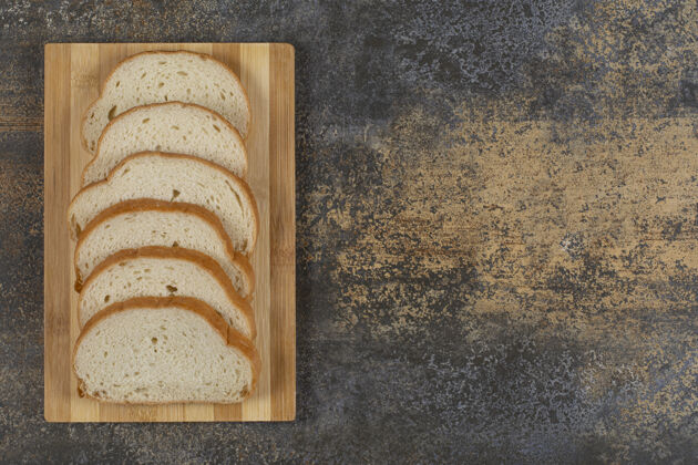 早餐在木板上放几片白面包面包房面包自然