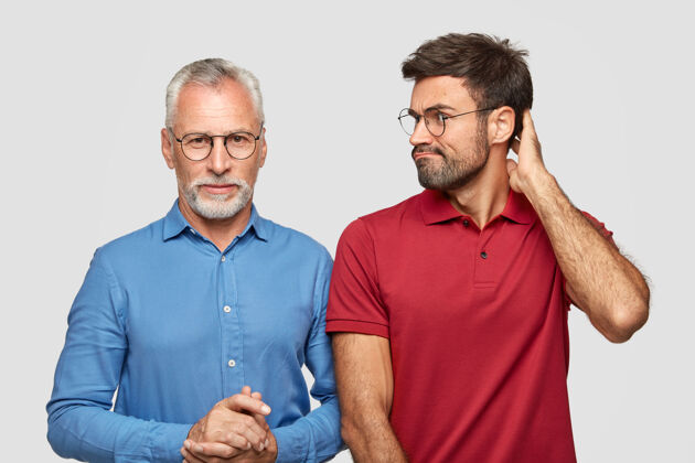 男性严肃的大胡子蓝衫先生和困惑地看着他的儿子聊了起来T恤祖父关系