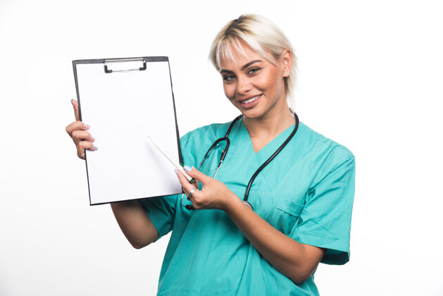 护理面带微笑的女医生用白纸笔指着剪贴板医院文件夹女士