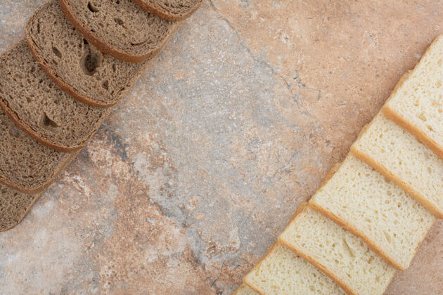 面包房大理石背景上有两种烤面包各种食品新鲜