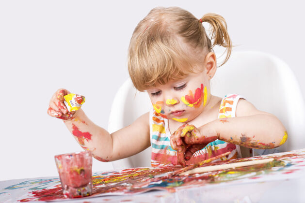 画家一个小女孩画画玩耍的选择性聚焦镜头游戏游戏童年