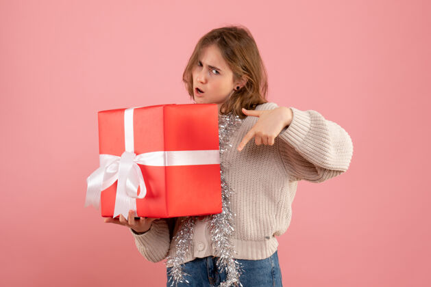 购物手持圣诞礼物的年轻女性购物者情感圣诞节